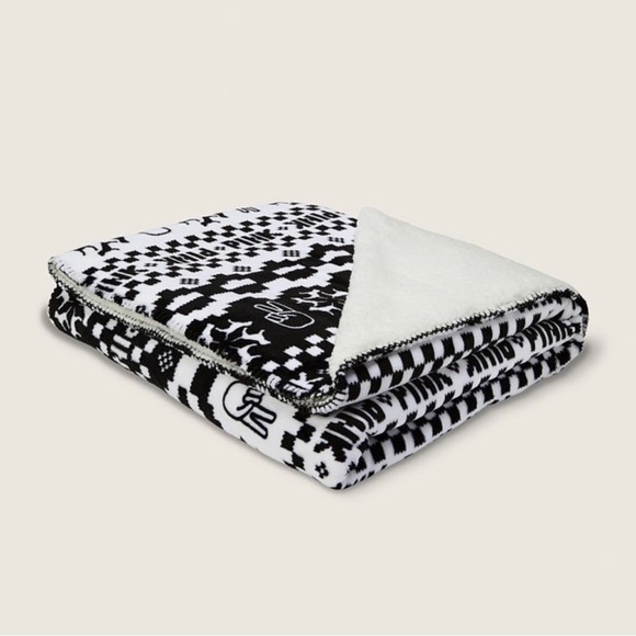 NWT Victoria’s Secret PINK Sherpa Blanket - Picture 4 of 4